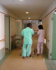 術後1日目で離床したした 患者様と共に歩行練習の様子